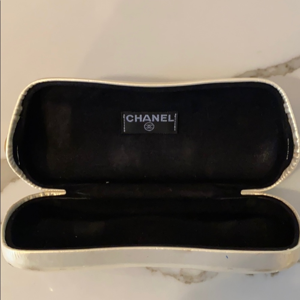 💯CHANEL SUNGLASS HOLDER